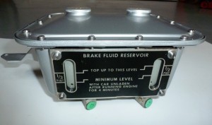 hydraulic reservoir side